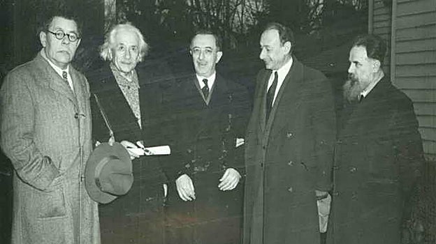 El 31 de mayo de 1949, Albert Einstein recibió el titulo de doctor honoris causa por la Universidad Hebrea de Jerusalén. De izda a dcha, el arqueólogo Eleazar Sukenik, Albert Einstein, Israel S. Wechsler y Leo Aryeh Mayer