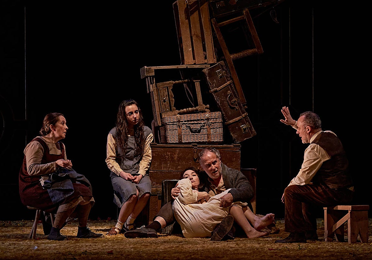 Pepa Pedroche, Yune Nogueiras, Marta Gómez, Luis Bermejo y Javier Gutiérrez, en una escena de 'Los santos inocentes'