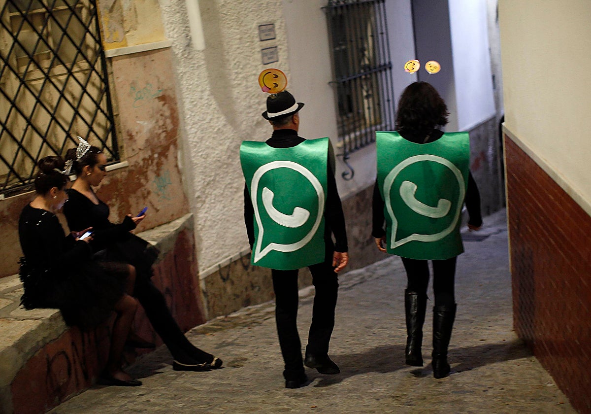 Dos personas disfrazadas de la aplicación Whatsapp.