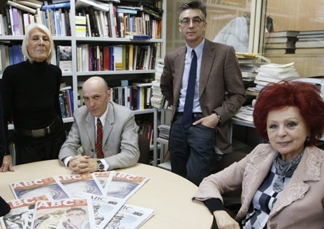 Imagen secundaria 1 - Sobre estas líneas, con Soledad Lorenzo y Juana de Aizpuru, en la Casa de ABC. A la derecha, en una de sus primeras ediciones en ARCO. Arriba, con su pareja y socio, Luis Valverde Espejo