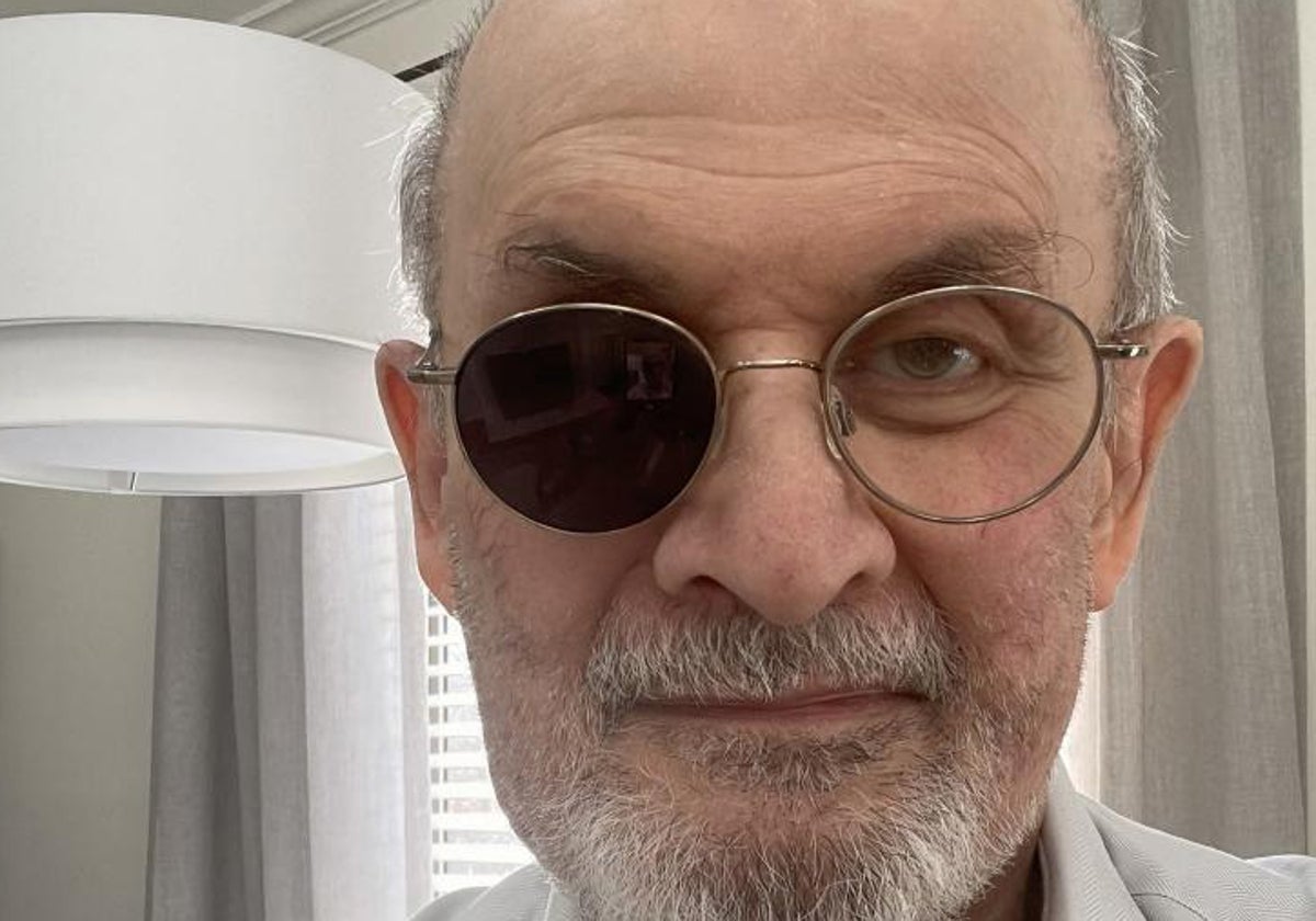Salman Rushdie (Mumbai, India, 1947) con las secuelas del atentado del verano pasado