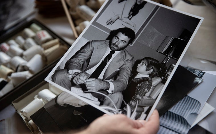 Imagen principal - Sobre estas líneas, algunas de las cientos de diapositivas del archivo. A la derecha, un original en papel de 'El Cordobés' sobre el libro homenaje a Santos Trullo. Arriba, fotografía de Paquirri con su hijo Cayetano