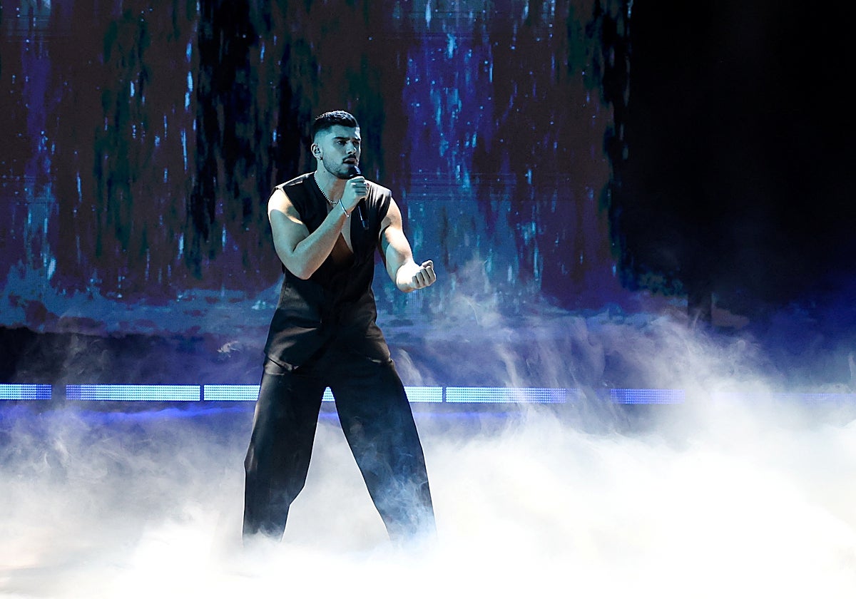 El chipriota, y su corazón partío (además del traje)