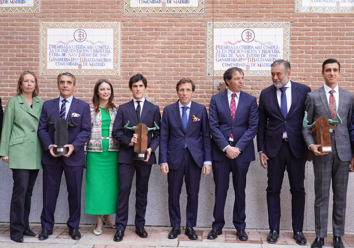 Los galardonados, junto a Martínez-Almeida
