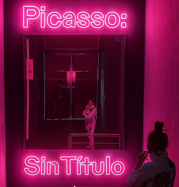 El título de la exposición, en un fluorescente de color rosa