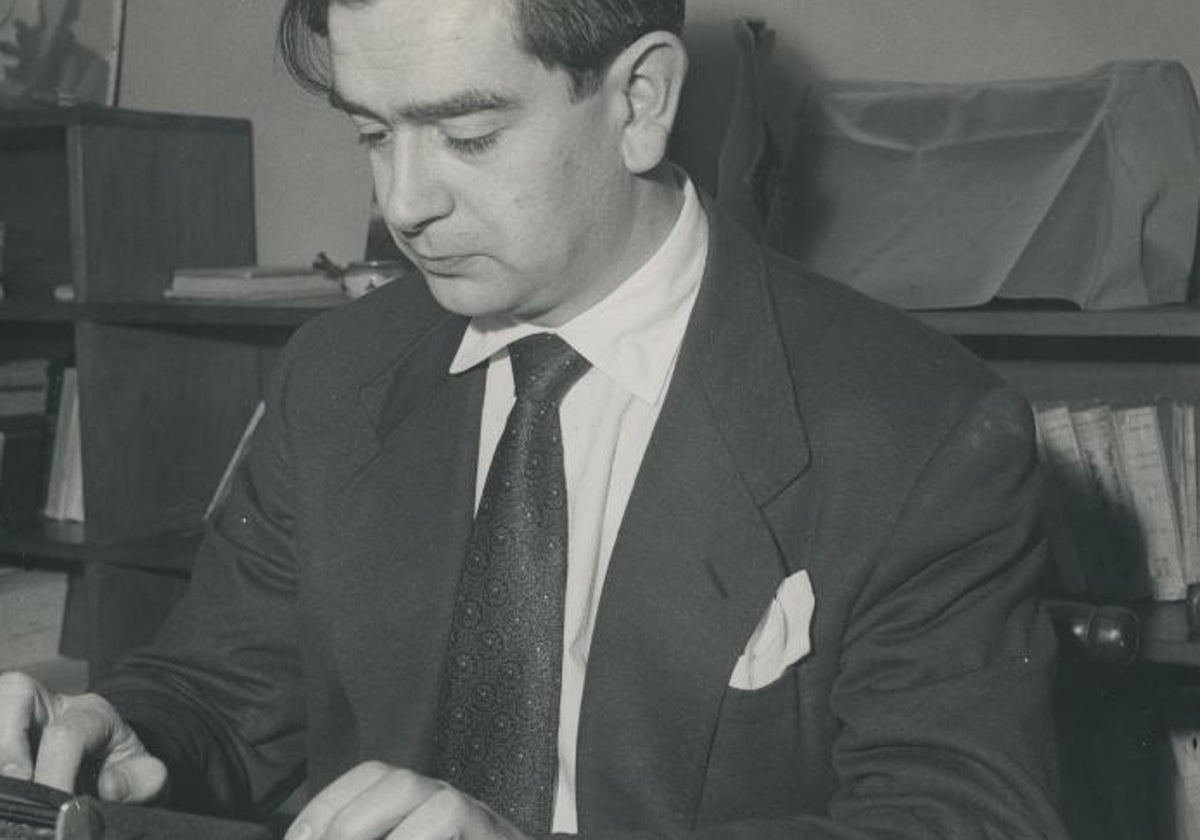 Ignacio Aldecoa escribiendo a máquina (Madrid. 1958)