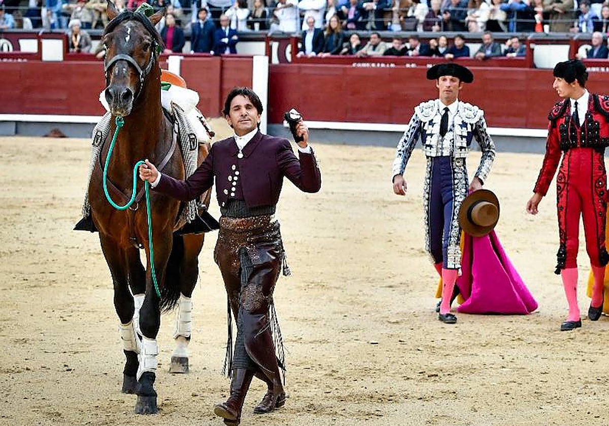 El rejoneador Diego Ventura da la vuelta al ruedo con Nazarí, un caballo inalcanzable