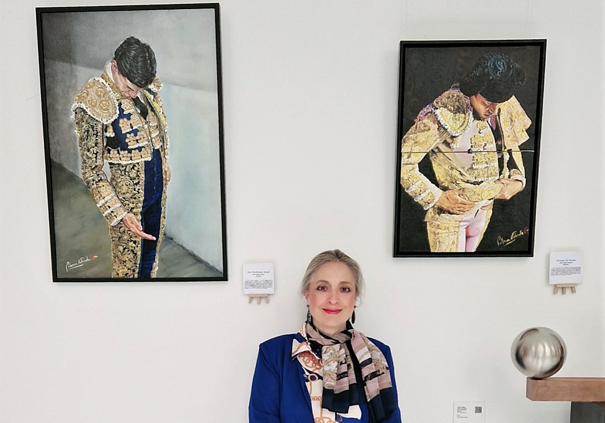 Paloma Velarde, con dos de sus obras de la exposición