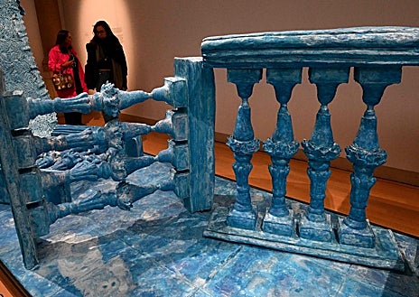 Imagen secundaria 1 - Arriba, un espectador contempla la instalación 'Partition-Partage', de Adjaye Associated. Sobre estas líneas, la pieza 'Sabao azul e agua', de Sandra Poulson. A la derecha, 'Threads', de Katte Otten Architects