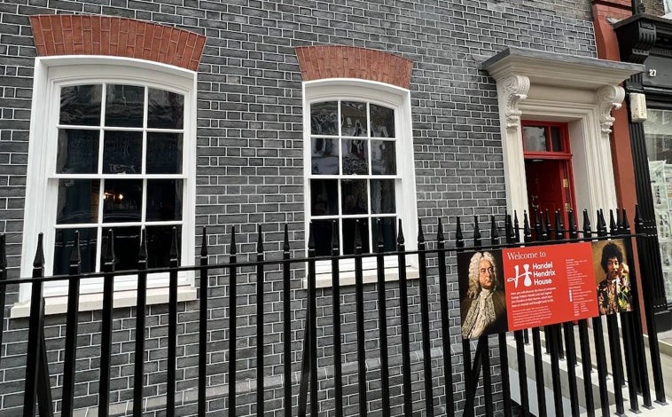 Imagen principal - Fachada de la Casa Handel Hendrix, en la Brook Street de Londres; las reconstrucciones de los dormitorios de los dos músicos; y las placas que recuerdan su estancia