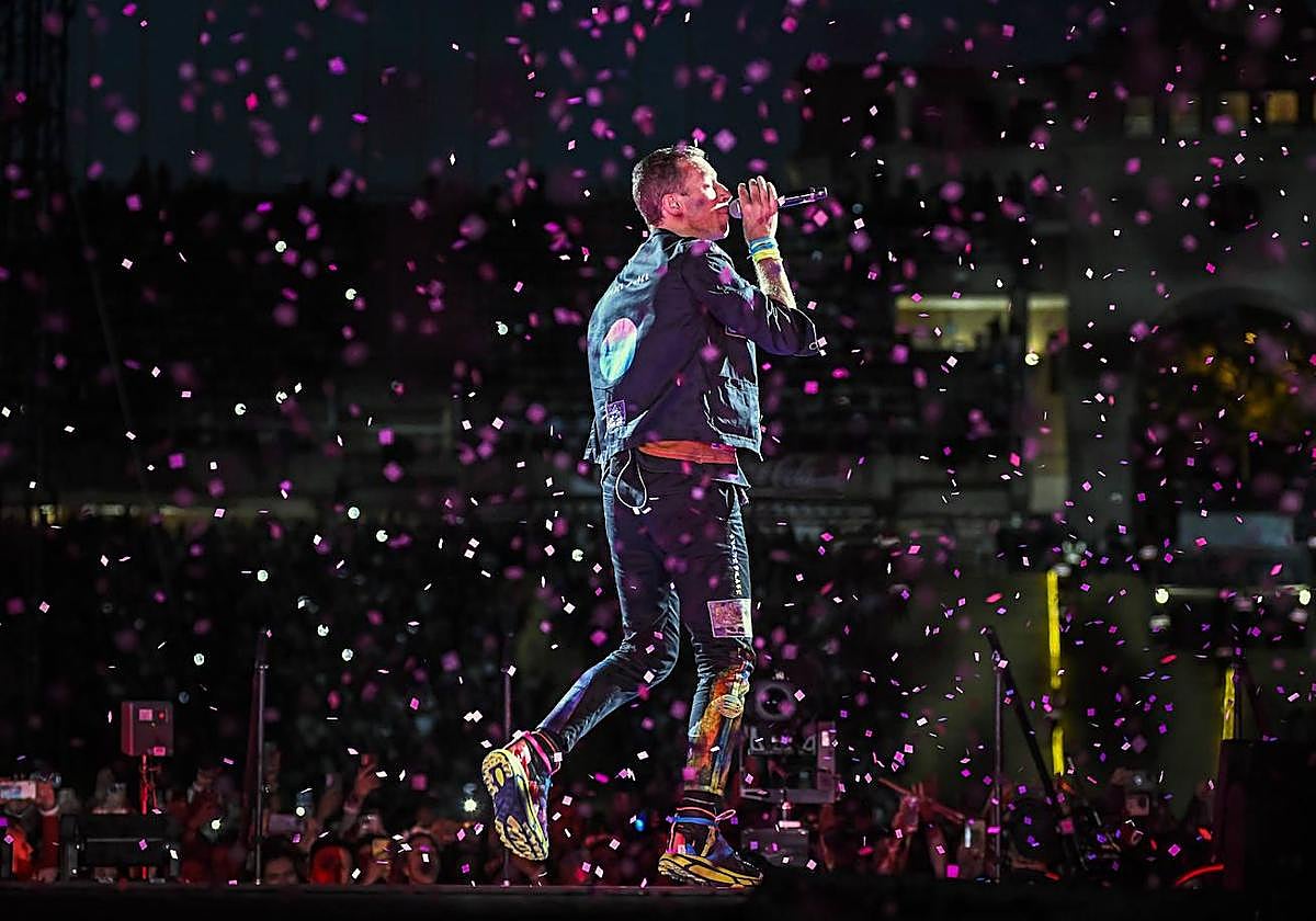 Chris Martin, cantante de Coldplay, durante su actuación en Barcelona