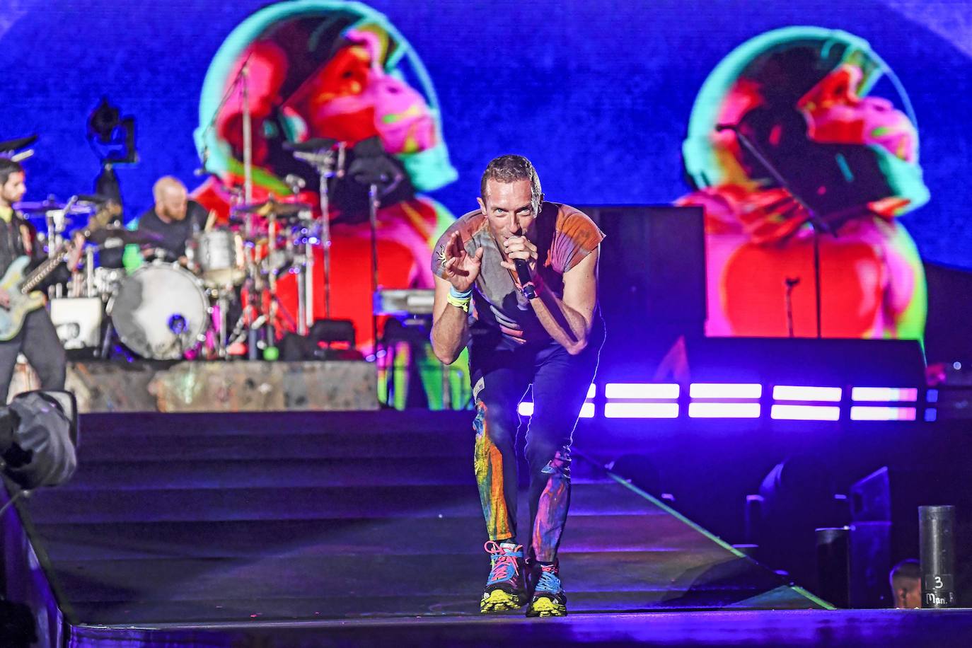 El montaje está diseñado como un gigantesco espectáculo de luces  y color. 