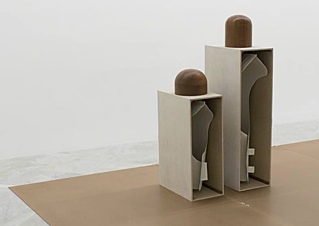 Imagen secundaria 1 - Sobre estas líneas, detalle de 'Familia III" y 'La vista de los dedos'. Arriba, obras de las series  'La traza del vínculo' y 'Familia'