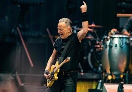 La aparatosa caída de Bruce Springsteen en pleno concierto... que resolvió con humor