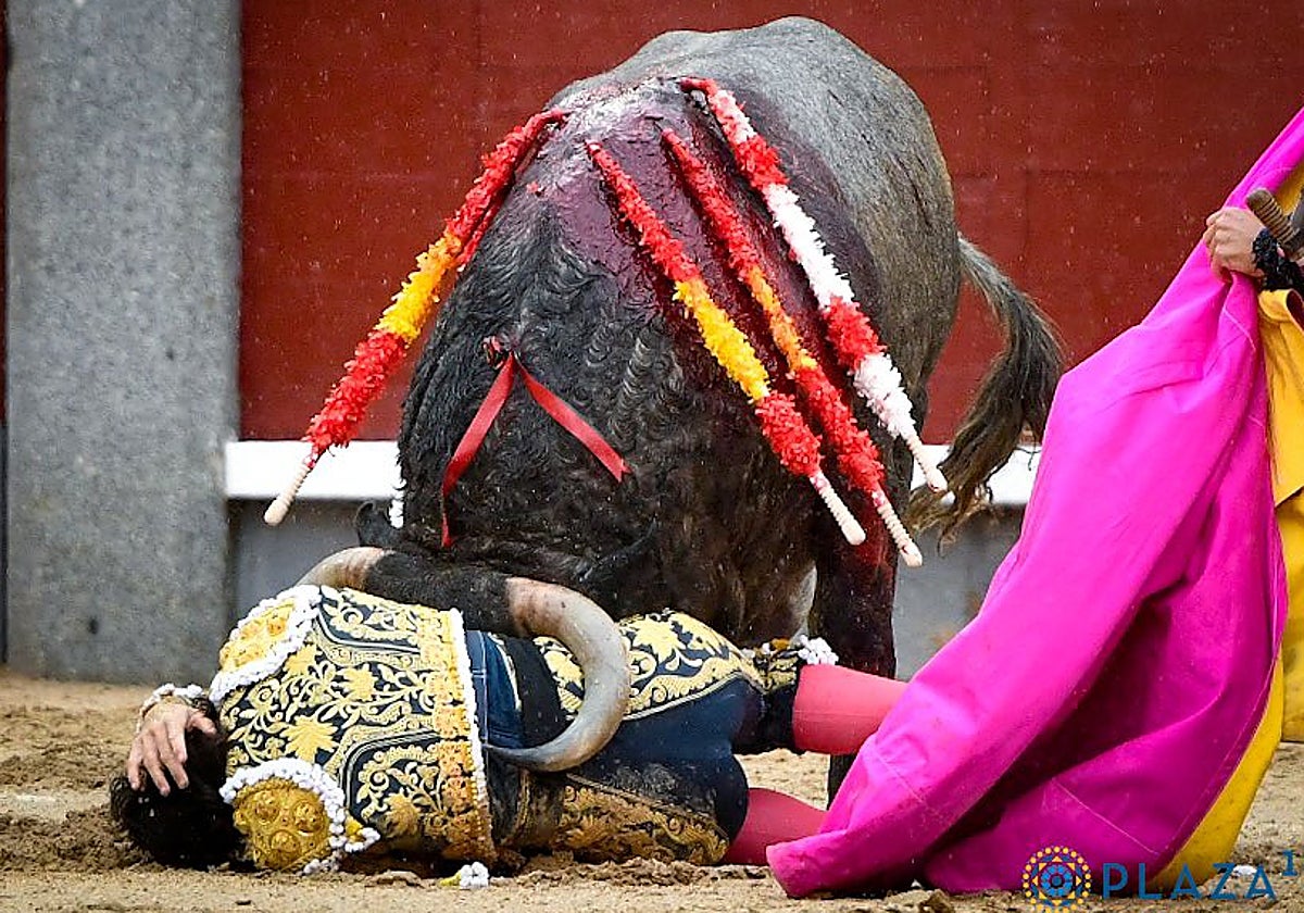 José Garrido en el momento de la cogida