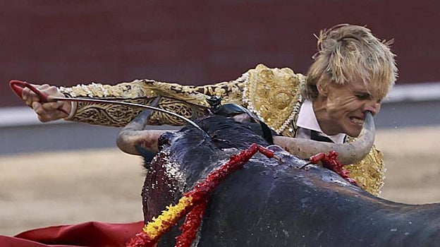 Lalo de María sufrió un pitonazo en la nariz con el sexto novillo