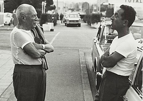 Imagen secundaria 1 - Sobre estas líneas, Pablo Picasso y el taxista en el aeropuerto de Niza (1965) y Lucien Clergue filmando a Pablo Picasso en el salón de Notre-Dame-de-Vie durante el rodaje de 'Picasso, guerre, amour et paix'. Arriba, Pablo Picasso, Paco Muñoz y el anticuario Affentranger en su negocio