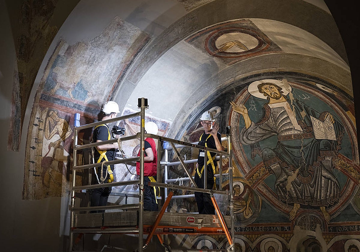 El equipo de restauración trabaja en la reintegración de Caín en el ábside de Taüll