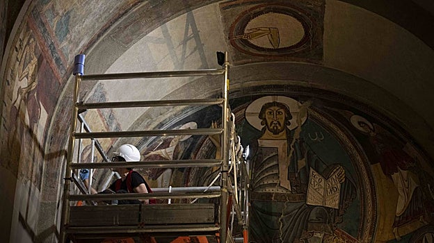 Trabajos de reintegración en el ábside de Taüll