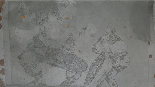 Imagen antes - A la izquierda, la plancha acerada del 'Bobalicón', el aguafuerte número 4 de los 'Disparates' de Goya, donde es evidente el deterioro en algunas zonas. A la derecha, la plancha de cobre tras su restauración