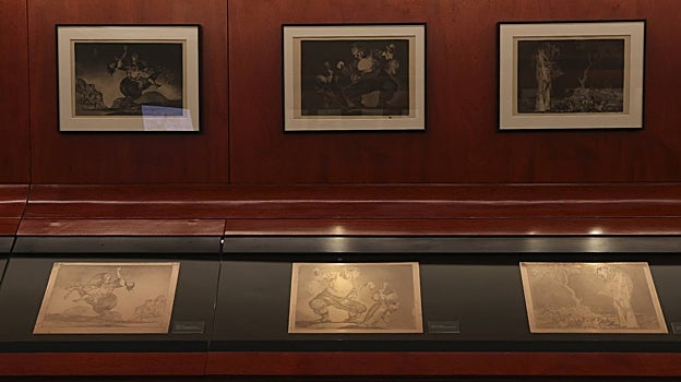Tres de las planchas de Goya restauradas lucen en el Gabinete Goya de la Calcografía Nacional, bajo los facsímiles de sus respectivas estampas