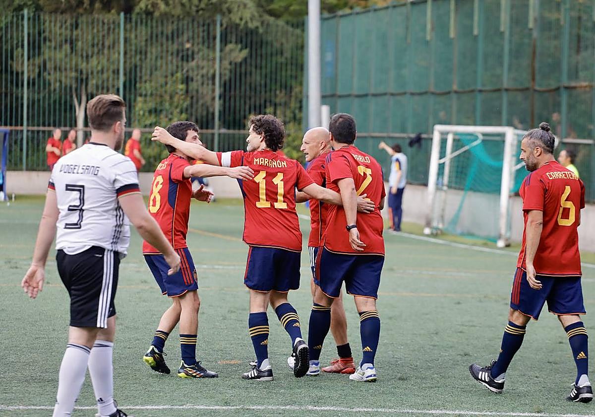 Un momento del partido de escritores, con el capitán de España, Carlos Marañón, en el centro