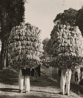 Imagen secundaria 2 - Sobre estas líneas, 'Cables telegráficos' (1924-5), y 'Sin título (Indios transportando fardos de hojas de mazorca de maíz para la elaboración de tamales)', de 1926-29. Arriba, 'Canana, hoz y guitarra' (1927)