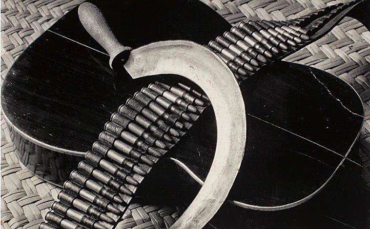 Imagen principal - Sobre estas líneas, 'Cables telegráficos' (1924-5), y 'Sin título (Indios transportando fardos de hojas de mazorca de maíz para la elaboración de tamales)', de 1926-29. Arriba, 'Canana, hoz y guitarra' (1927)