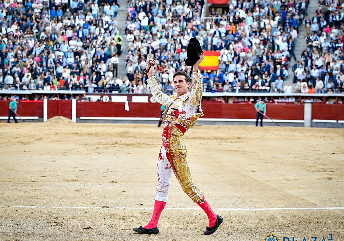 Fernando Adrián con la oreja a su primero el pasado miércoles en Las Ventas