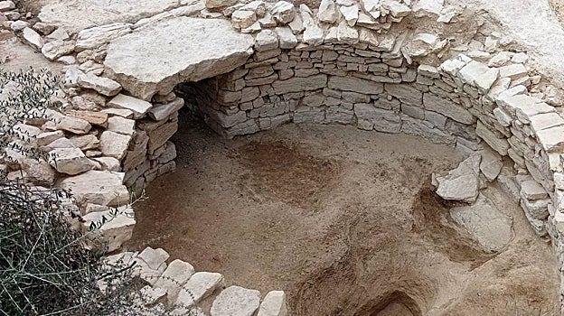 El monumento funerario conserva 5,6 metros de diámetro y 2,3 de altura