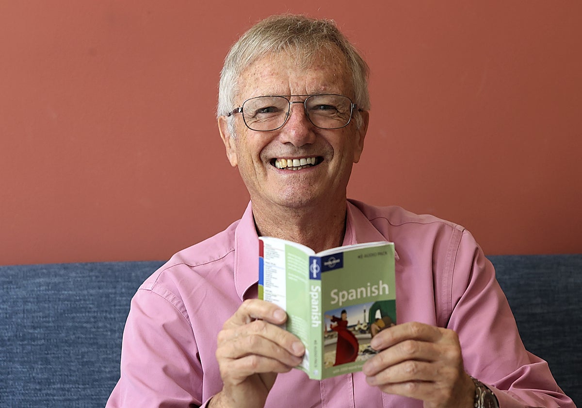 Tony Wheeler posa con uno de sus famosos libritos