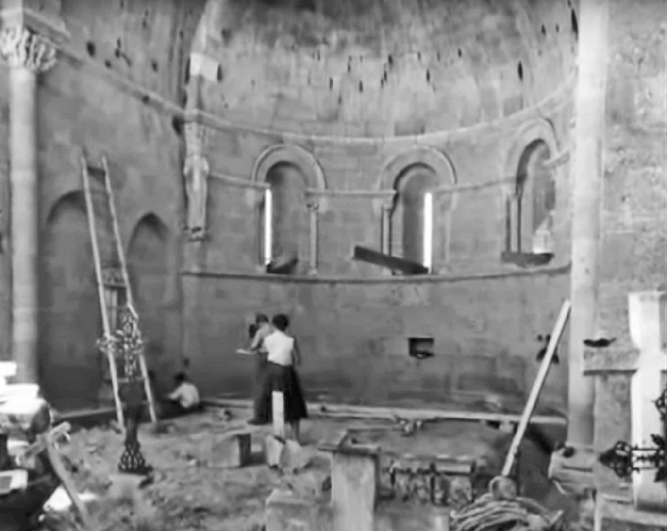 Carmen Gómez-Moreno en San Martín de Fuentidueña durante las obras de desmontaje del monumento