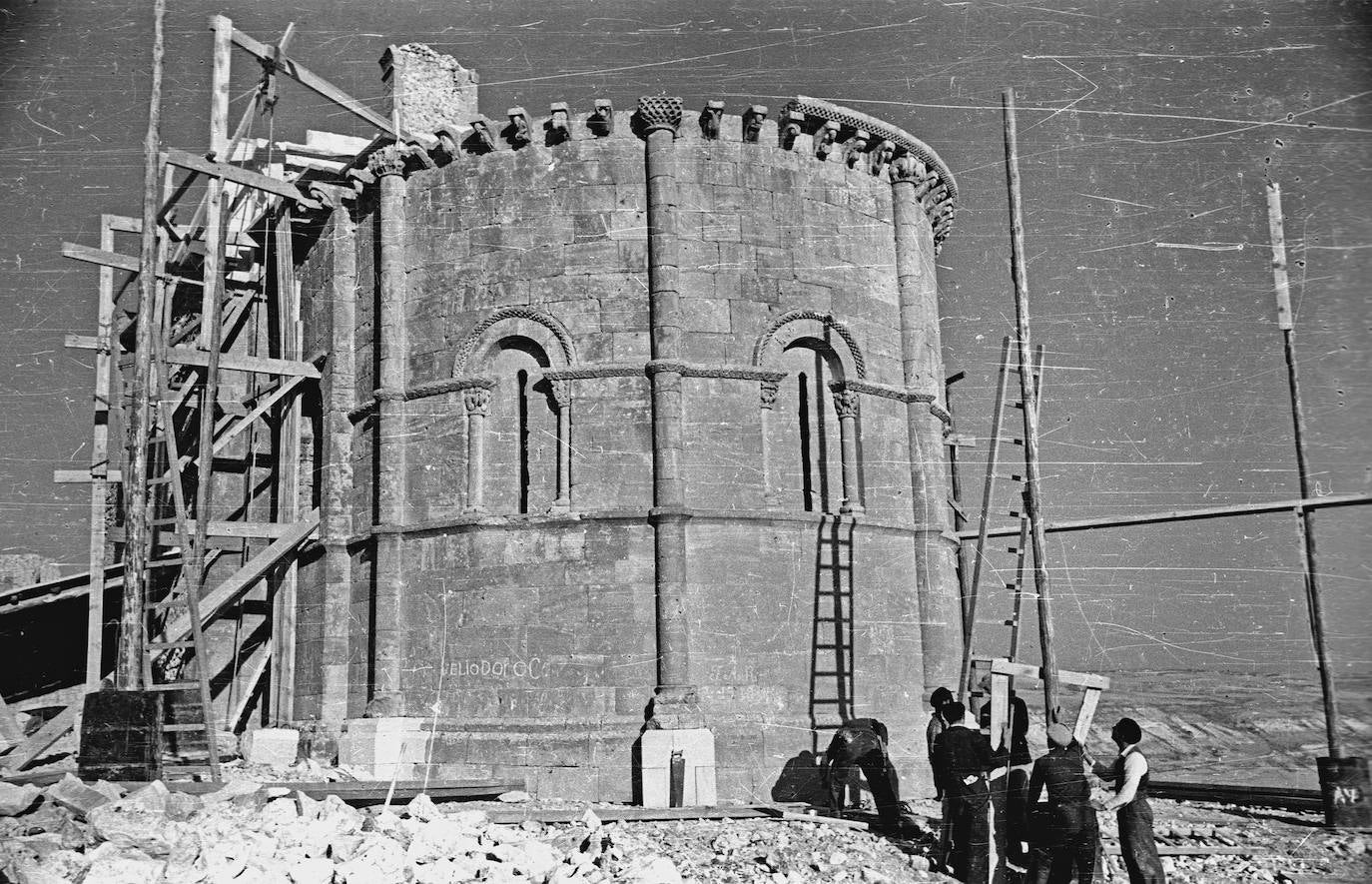 El ábside de la iglesia de San Martín de Fuentidueña durante el desmontaje