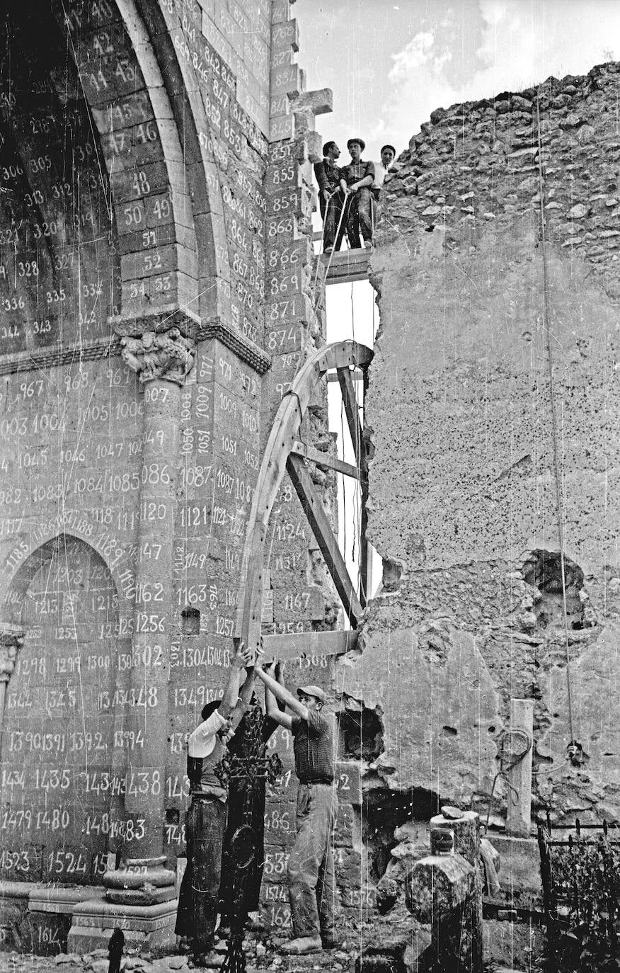 Los obreros emplearon poleas para retirar las piedras del ábside de San Martín de Fuentidueña