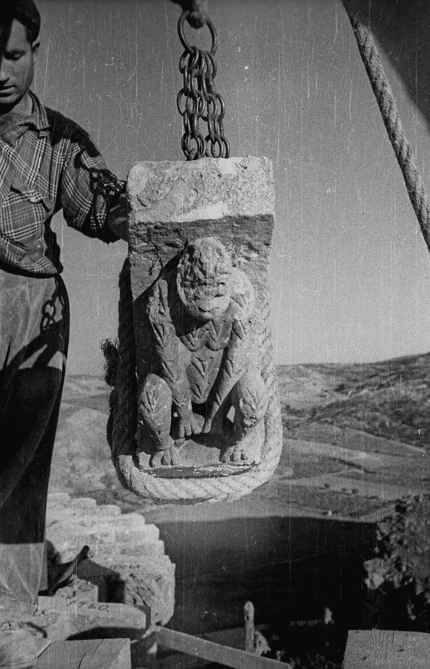 Traslado con poleas de una de las piezas esculpidas de Fuentidueña