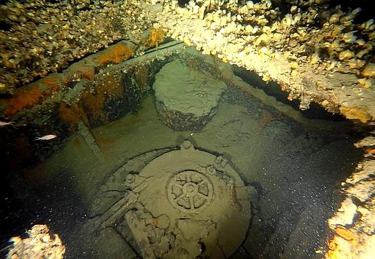 Escotilla de la sala de máquinas del submarino hallado en el Egeo