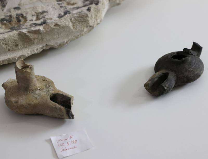 Candiles de aceite  típicos omeyas hallados en las excavaciones arqueológicas previas a la construcción de la Galería de las Colecciones Reales