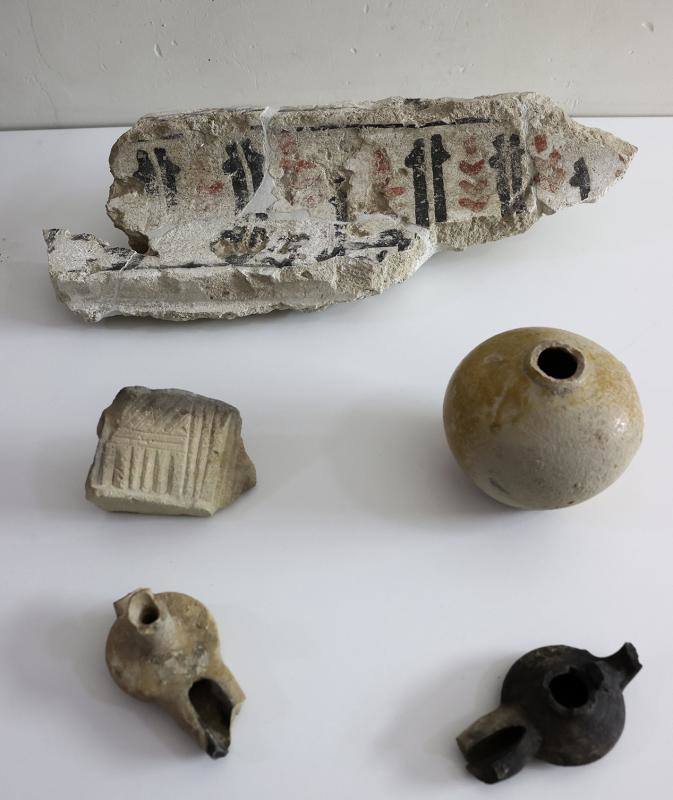 Conjunto de piezas datadas en época islámica: decoración mural, resto de hornillo, botella y candiles