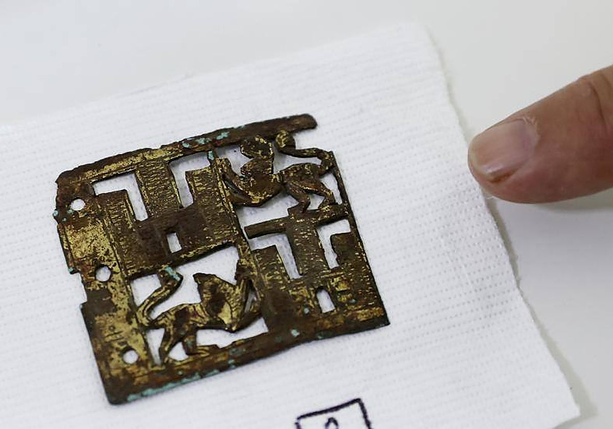 Placa de cinturón de un noble cristiano del siglo XIII decorada con castillos y leones