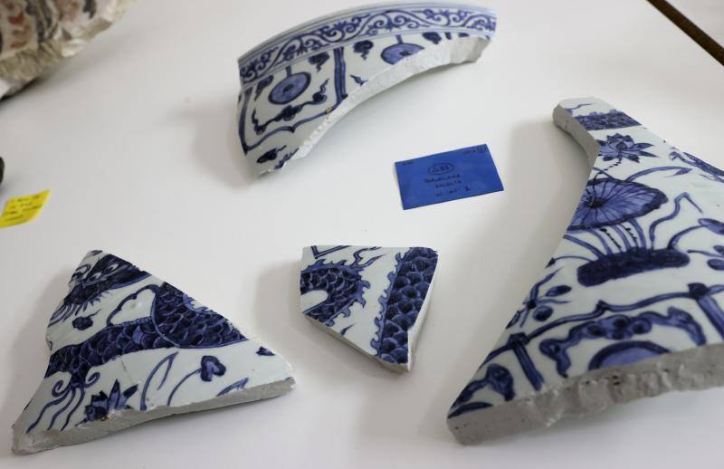 Restos de porcelana china  de los siglos XVI o XVII, con una decoración de un dragón, que llegaría a Madrid desde Asia a través del Galeón de Manila. "Es significativa de la sofisticación de la corte porque es una pieza de lujo y por el tamaño de los restos sería  una vasija muy grande", detalla Álvaro Soler