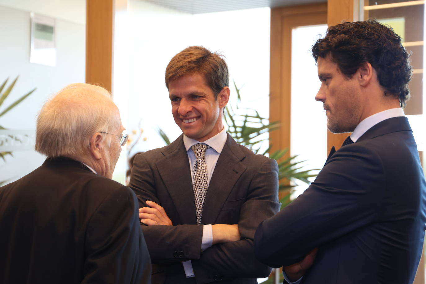 El Juli habla con el doctor Carlos Val-Carreres y Miguel Abellán