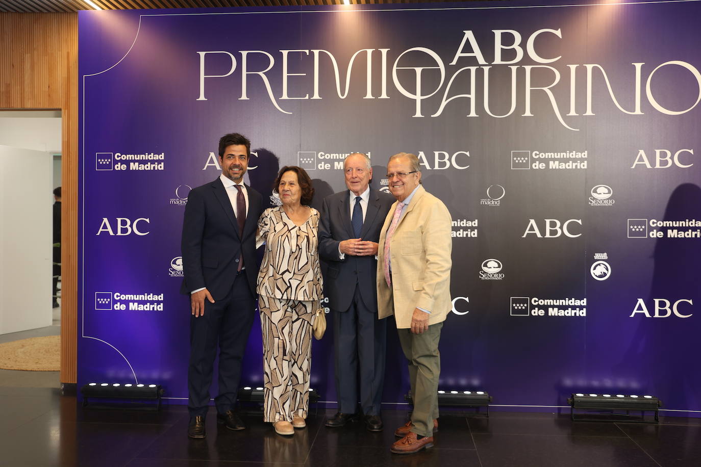 Los padres de El Juli, Julián y Manuela, con su hijo Ignacio y Álvarez del Manzano