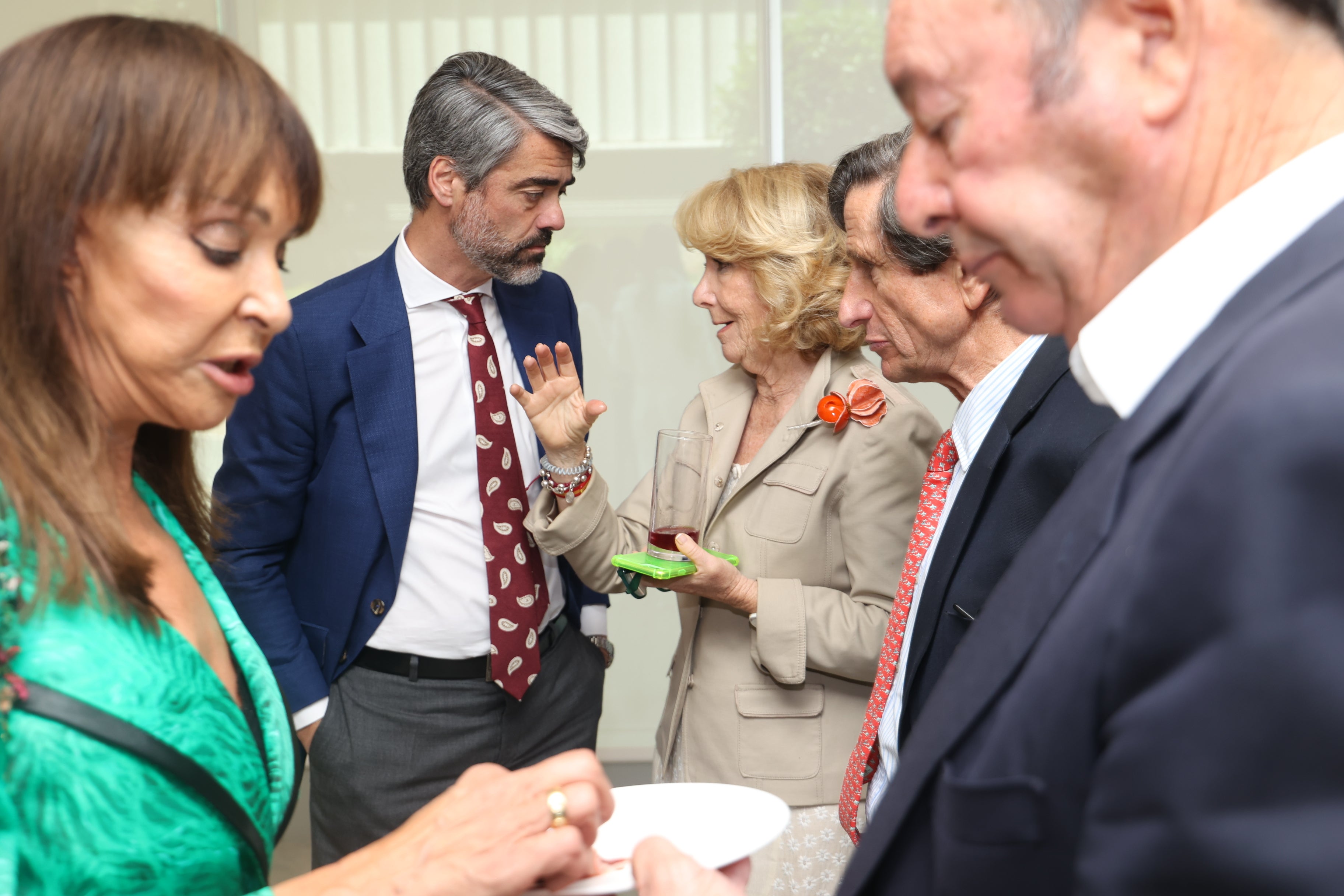 Al fondo, Luis Enríquez con Esperanza Aguirre