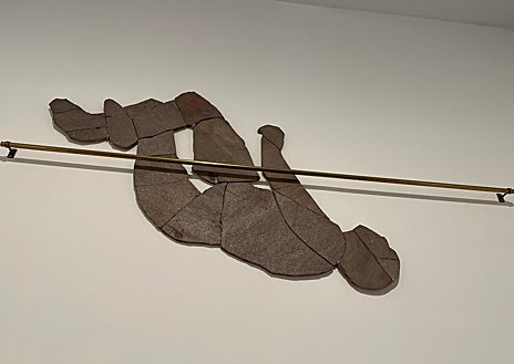 Imagen secundaria 1 - Sobre estas líneas, 'Sin título', con lascas de piedra. A la derecha, 'Dibujo de gabardina de espaldas'. Arriba, algunas de las piezas articuladas de Muñoz, con 'Hunters' al fondo. 