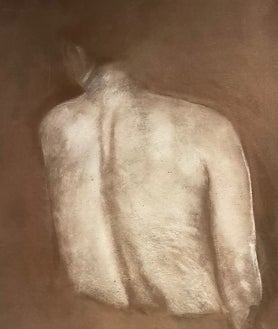 Imagen secundaria 2 - Sobre estas líneas, 'Sin título', con lascas de piedra. A la derecha, 'Dibujo de gabardina de espaldas'. Arriba, algunas de las piezas articuladas de Muñoz, con 'Hunters' al fondo. 