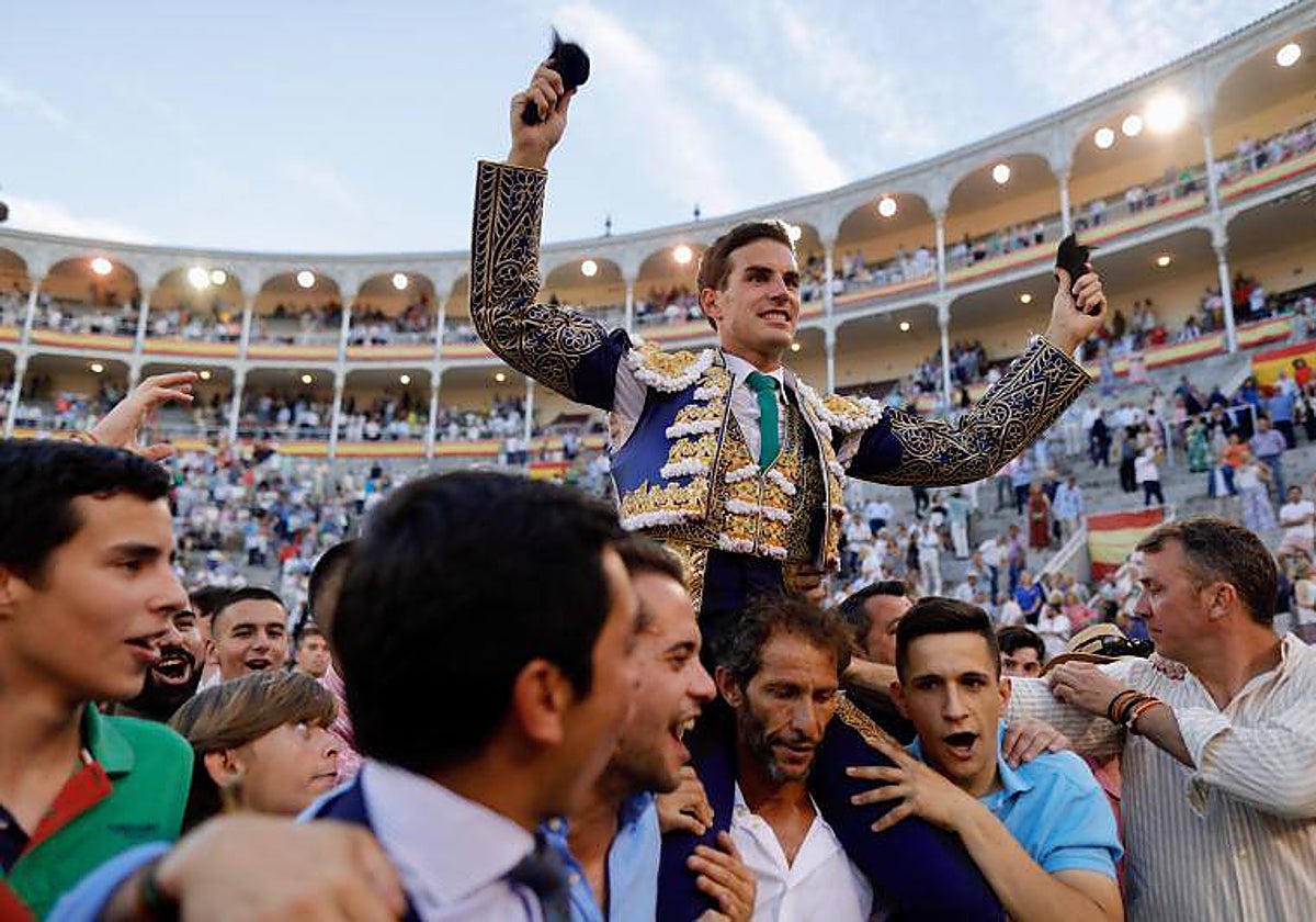 Fernando Adrián sale a hombros de Las Ventas