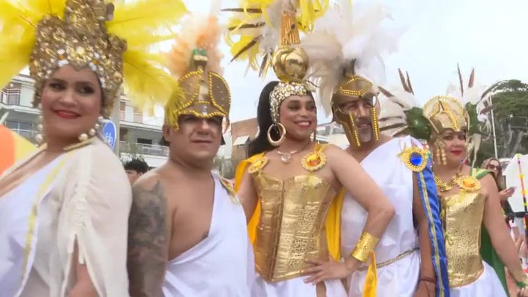 Desfile multitudinario en las calles de Sitges en las celebraciones del Orgullo Gay