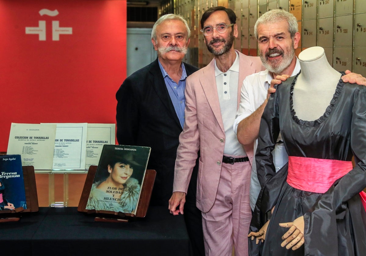 El periodista Pedro Masilla, el moderador Román Padin y el diseñador Lorenzo Caprile junto a objetos de la cantante