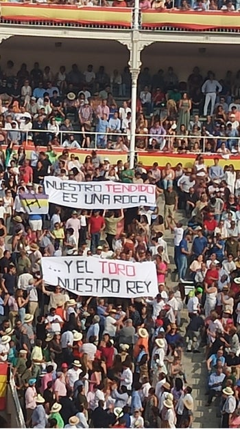 Pancartas en el 7 en la Corrida de Beneficencia