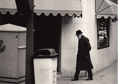Imagen secundaria 1 - En las imágenes, distintas fotografías de las dedicadas en las últimas décadas por Plossu a Madrid 